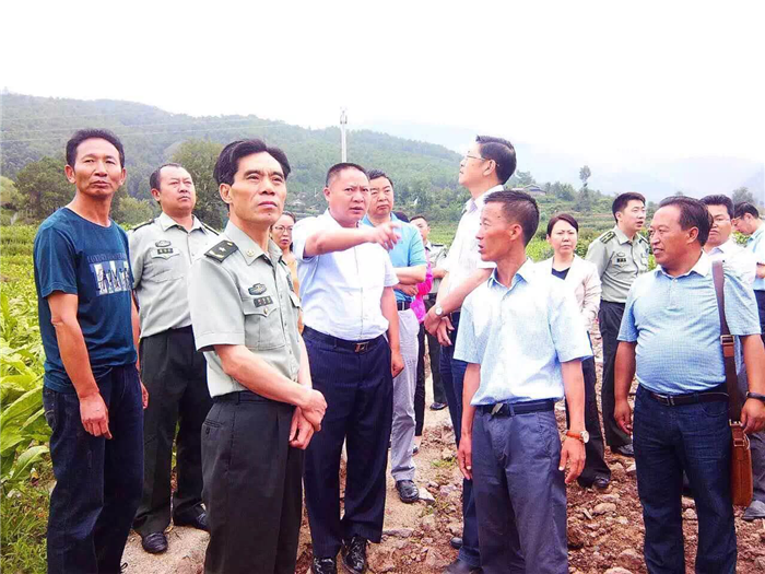 在喜德县近一个星期的时间,竹中强同志驻扎喜德县,带领军区扶贫帮扶